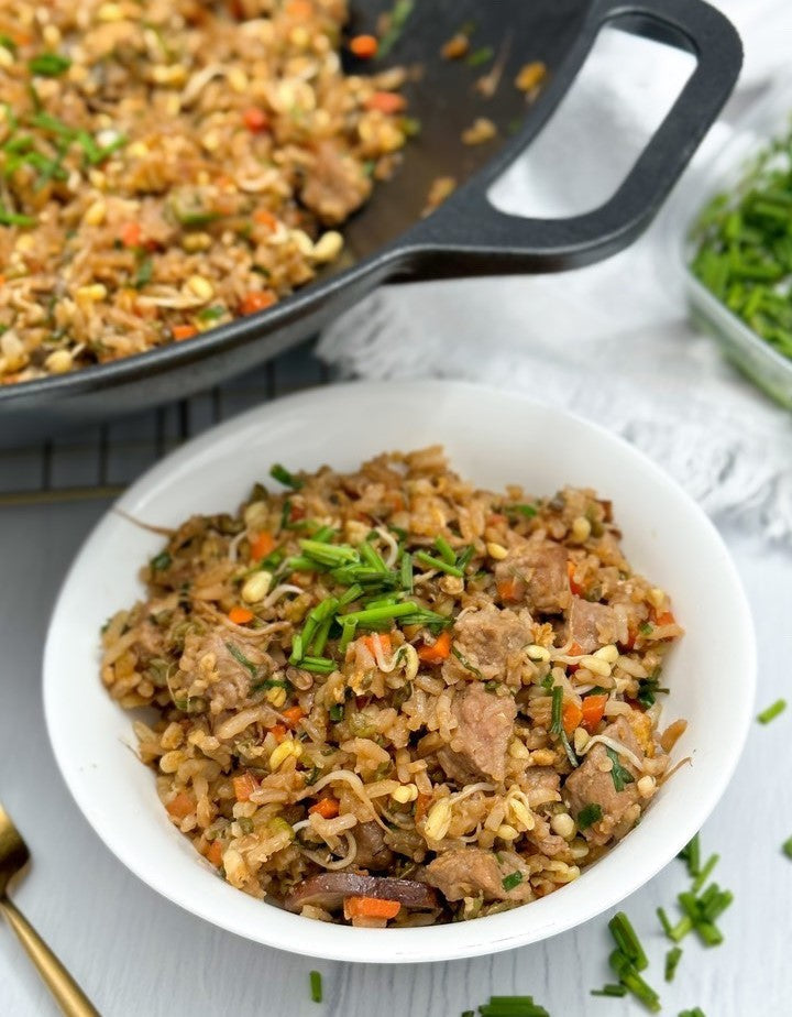 Arroz chino en wok de hierro fundido