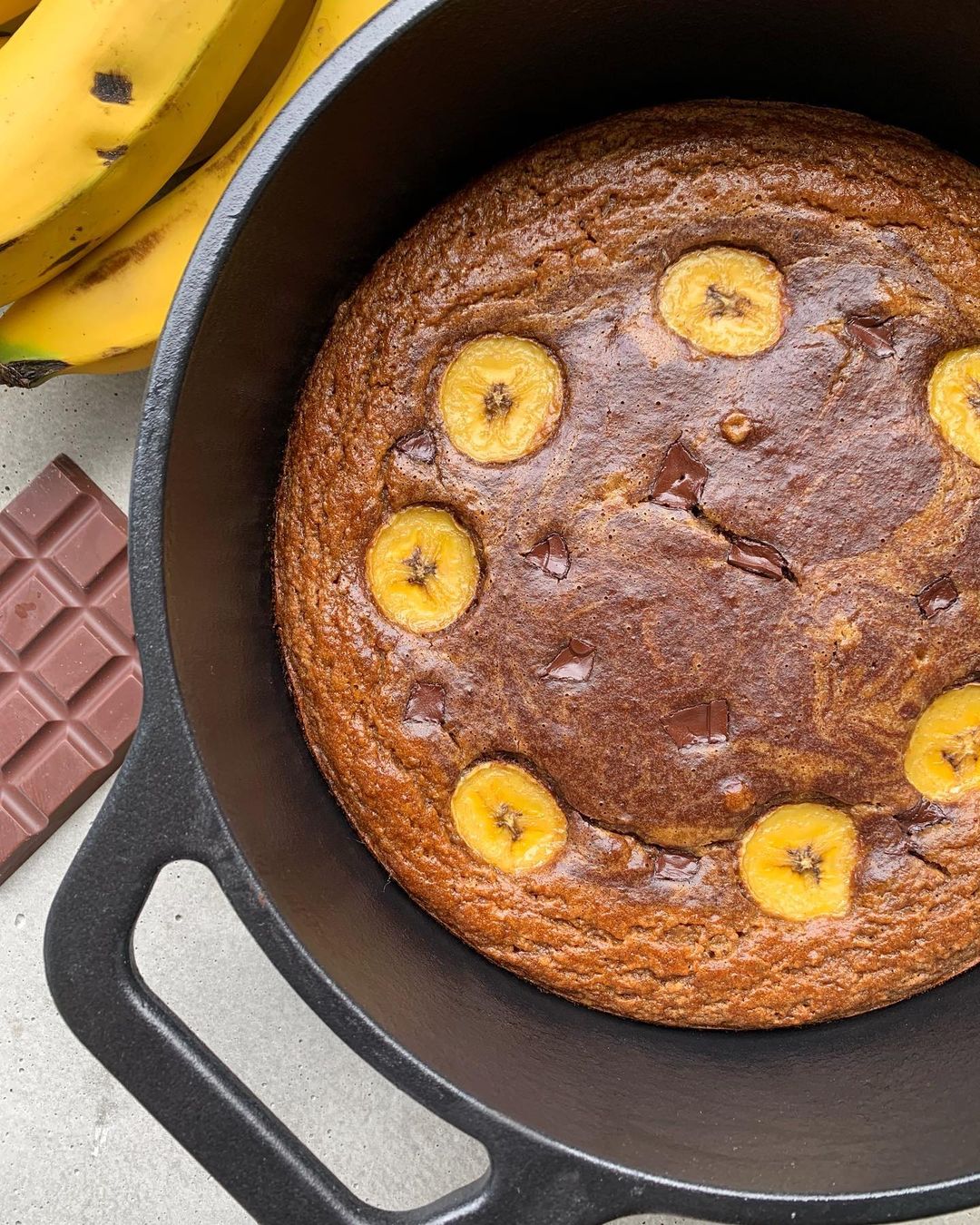 Torta de Banano en Horno Holandés de Hierro Fundido
