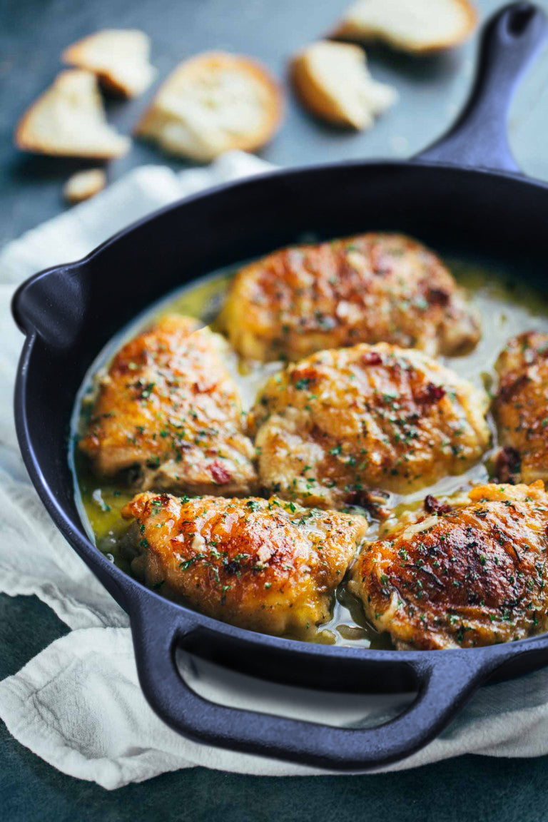 Pollo con Tocineta en Salsa de Vino Blanco en Sartén de Hierro Fundido