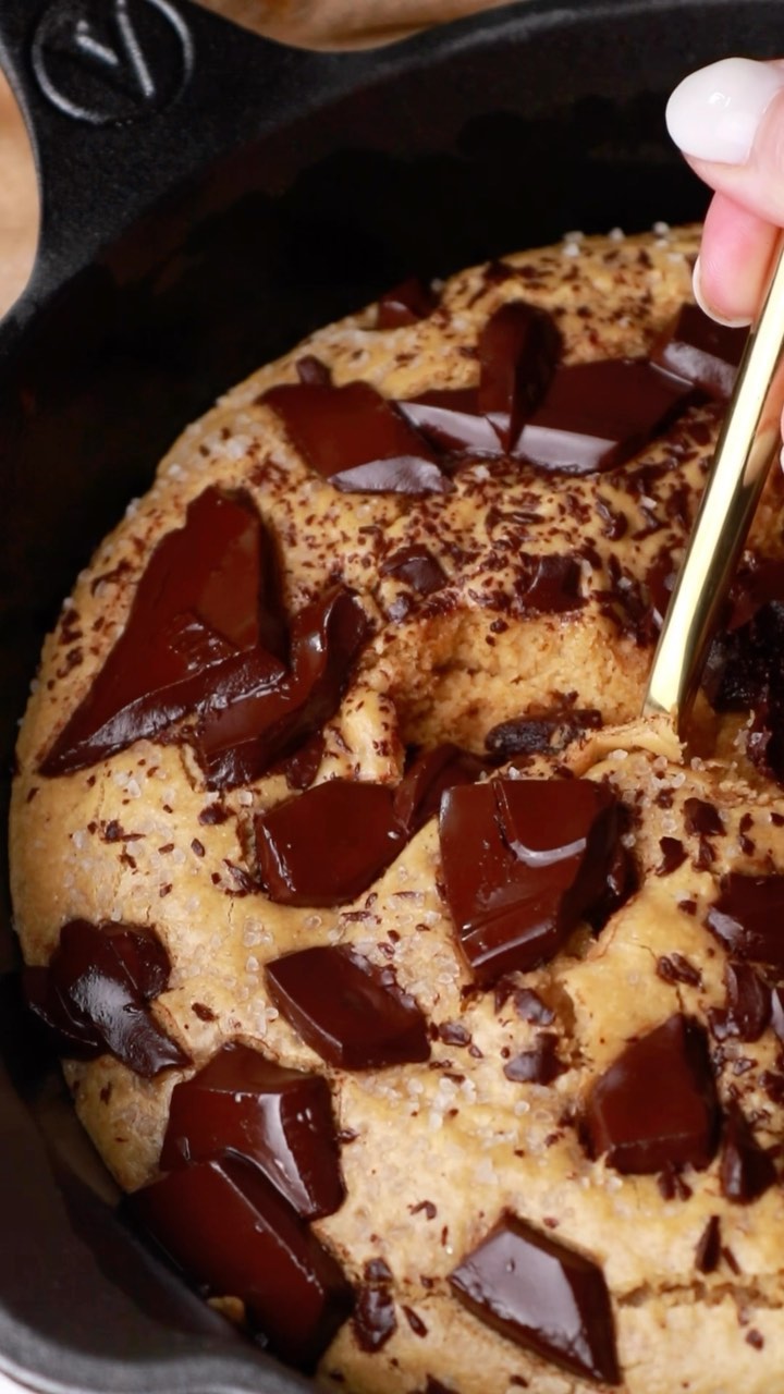 Galleta con trozos de chocolate en sartén de hierro fundido