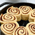 Cinnamon roll en sartén de hierro fundido